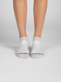 Calcetines unisex grises de caña media con tejido de punto respirable y puño elástico cómodo.