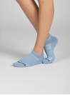 Calcetines unisex azules de diseño clásico, confeccionados en mezcla suave de algodón y poliéster.