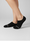 Calcetines unisex negros de diseño clásico, ideales para looks casuales y formales.