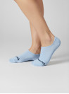 Calcetines unisex celestes de tejido liso con puño elástico para ajuste cómodo.