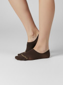 Calcetines unisex color moro de estilo básico, confeccionados en algodón y poliamida para mayor suavidad.