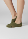 Calcetines unisex oliva con tejido suave y elástico para ajuste cómodo.
