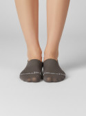 Calcetines grises unisex de algodón con diseño casual.