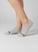 Calcetines unisex grises de diseño clásico, tejido liso y ajuste flexible para uso diario.