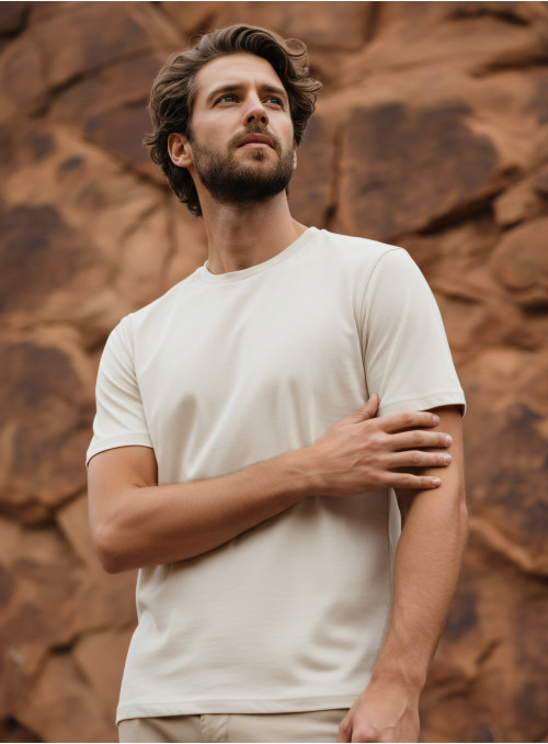 Polera blanca casual de hombre en algodón, cuello redondo y manga corta.