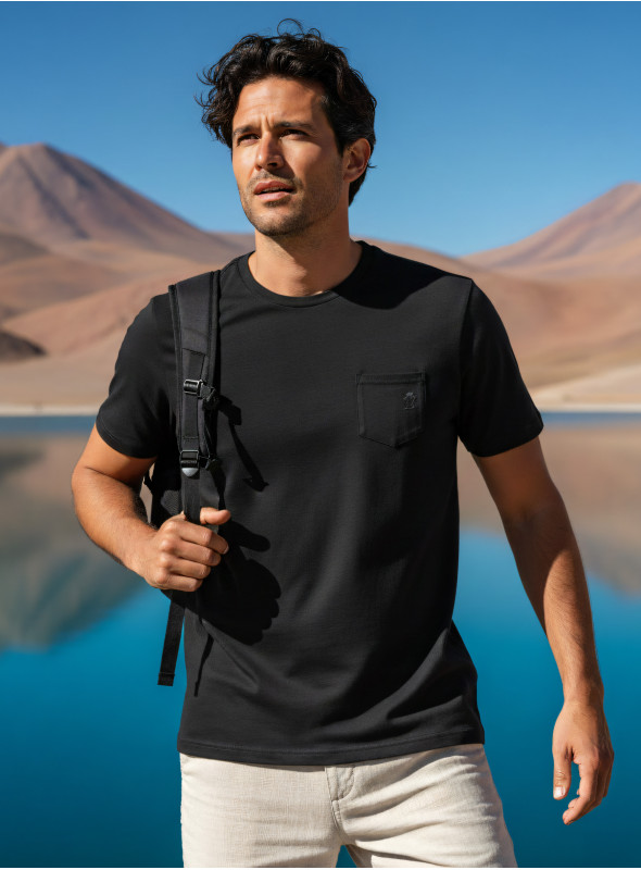 Polera negra de algodón con cuello redondo y calce regular para hombre, ideal para atuendos casuales.