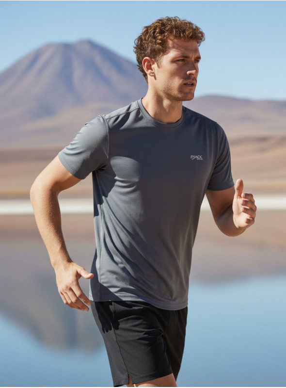 Polera gris de entrenamiento para hombre, cuello redondo, tejido suave y elástico.