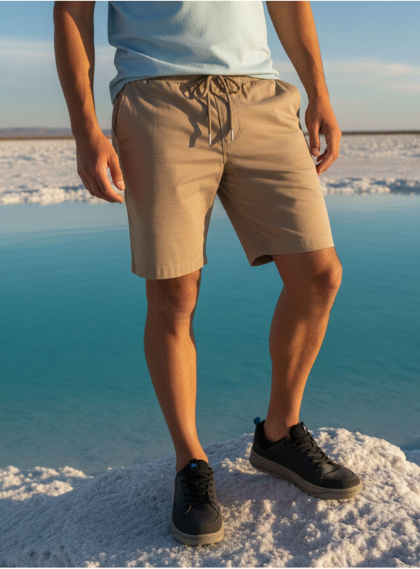 Short beige casual para hombre con corte recto a la rodilla y pretina con trabillas para cinturón.