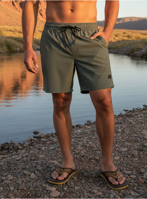 Traje verde casual para hombre en poliamida y elastano con diseño contemporáneo y funcionalidad.
