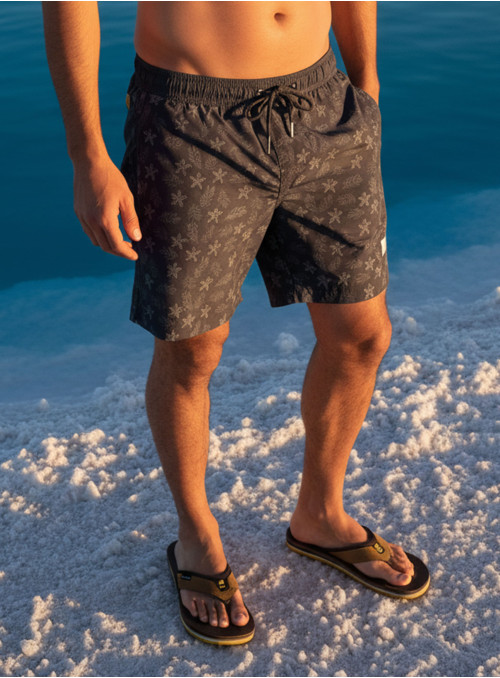 Traje negro casual para hombre con chaqueta de solapa clásica y líneas limpias.