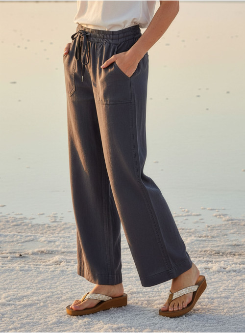 Pantalón azul de mujer, estilo casual-contemporáneo, con tiro medio y pierna recta.