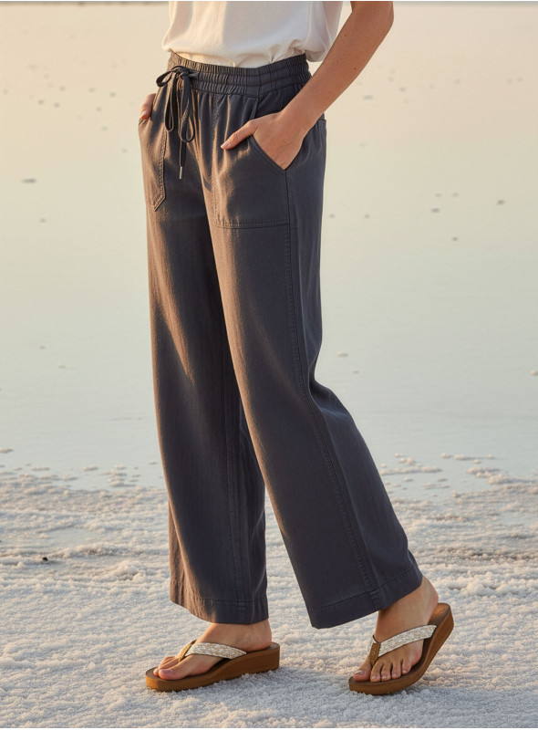 Pantalón azul de mujer, estilo casual-contemporáneo, con tiro medio y pierna recta.
