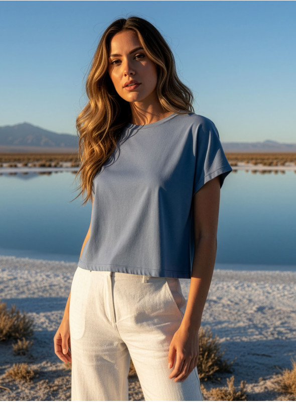 Polera celeste casual para mujer con diseño de líneas limpias y acabado liso.