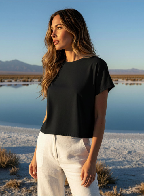 Polera negra casual para mujer, diseño minimalista y versátil.