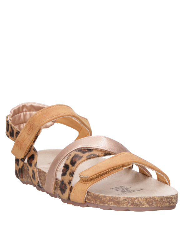 Sandalia cómoda para niña en tono camel, diseño liviano, recomendado para explorar la ciudad.