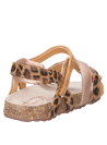 Calzado outdoor-urbano camel para niña, con correas textiles y punta abierta, perfecto para el verano.