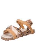 Calzado casual camel para niña, con forro sintético suave, ideal para usar con shorts o vestidos.