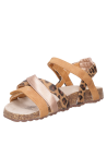 Calzado casual camel para niña, con forro sintético suave, ideal para usar con shorts o vestidos.