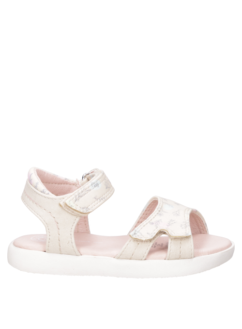 Sandalia beige para niña, diseño abierto y taco plano para mayor comodidad.