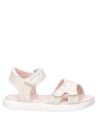Sandalia infantil beige, ideal para combinar con vestidos o shorts en días frescos.