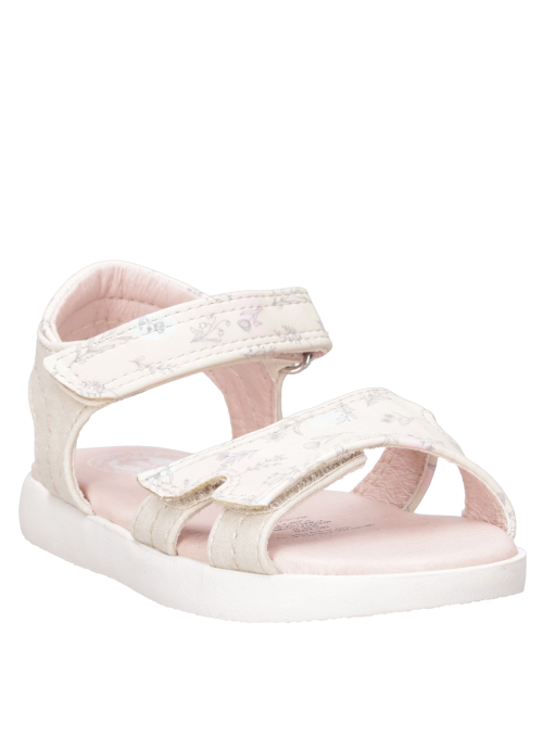 Sandalia beige para niña, diseño abierto y taco plano para mayor comodidad.