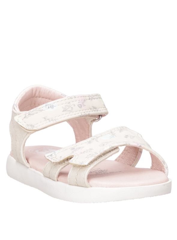 Sandalia beige para niña, diseño abierto y taco plano para mayor comodidad.
