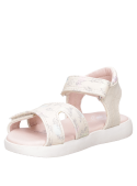 Sandalia infantil beige casual para niña, ideal para paseos al aire libre.