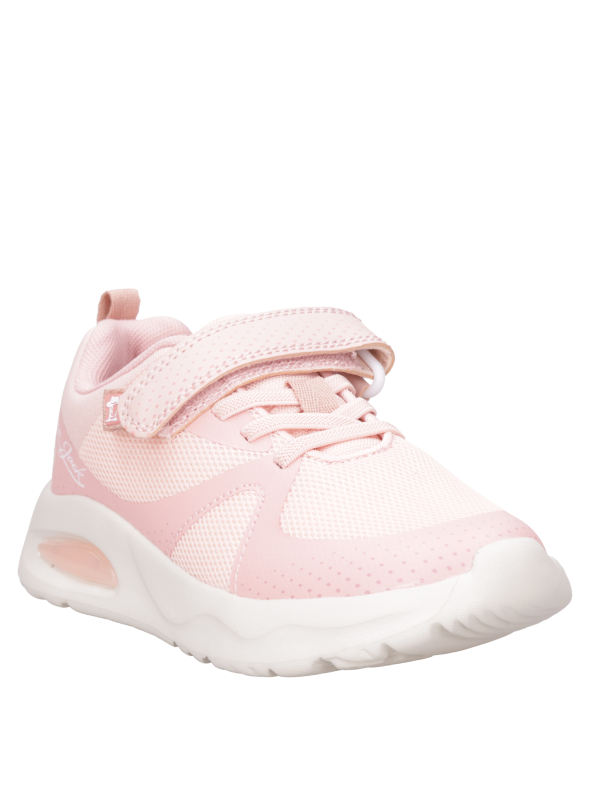 Calzado urbano rosado para niña, estilo casual, ideal para usar con shorts y parka delgada en días frescos.
