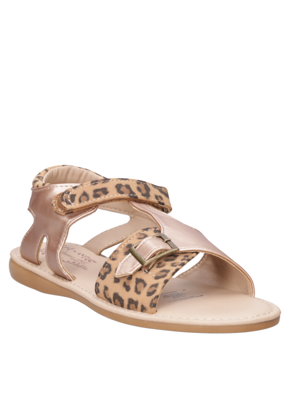 Sandalia de niña en color camel, estilo casual, adecuada para tardes ligeras y actividades diarias.
