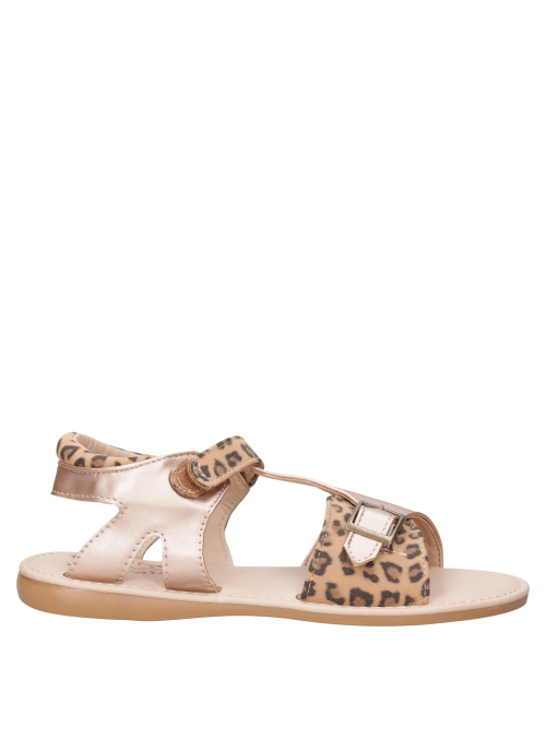Sandalia de niña en color camel, estilo casual, adecuada para tardes ligeras y actividades diarias.