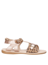 Sandalia urbana camel para niña, diseñada para complementar shorts y vestidos cómodos.