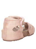 Calzado outdoor rosado para niña, construcción liviana y cómoda.