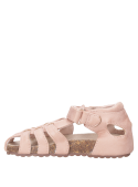 Calzado casual rosado para niña, ideal para combinar con shorts o vestidos.