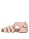 Calzado casual rosado para niña, ideal para combinar con shorts o vestidos.