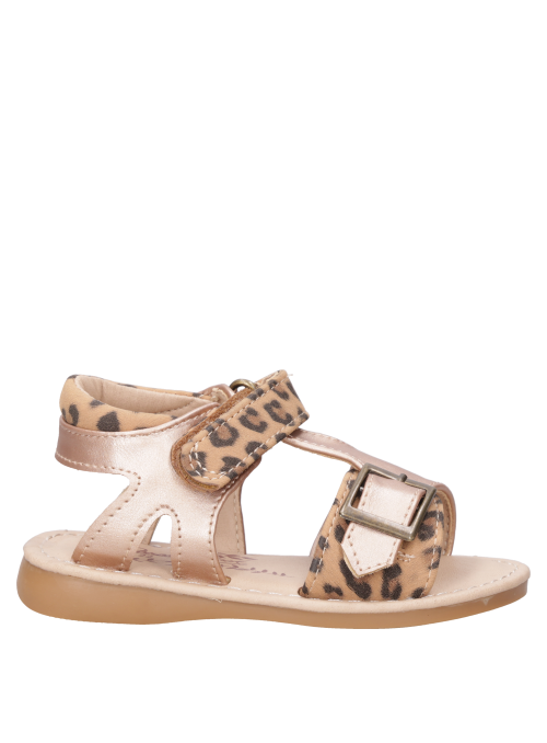 Sandalia de estilo casual en camel para niña, adecuada para días de juego y aventuras.