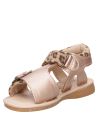 Sandalia infantil color camel para niña, estilo casual, ideal para paseos y juegos.