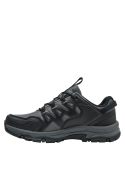 Zapatilla gris unisex con refuerzos en áreas clave para mayor protección y estabilidad.