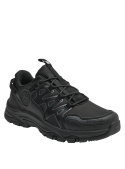 Zapatilla outdoor unisex negra con diseño robusto, ideal para trekking y senderismo.