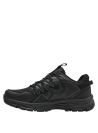 Zapatilla outdoor unisex negra con diseño robusto, ideal para trekking y senderismo.