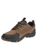 Calzado robusto café para hombre, diseño outdoor, recomendado para trekking urbano, con tecnología AIRFLOW.