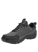 Calzado resistente gris para hombre, diseño robusto, recomendado para actividades al aire libre.