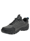 Calzado resistente gris para hombre, diseño robusto, recomendado para actividades al aire libre.