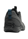 Zapato outdoor gris para hombre, estilo moderno, ideal para senderismo y trekking urbano.