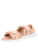 Sandalia urbana rosada para niña, estilo casual, ideal para actividades al aire libre.