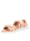 Sandalia urbana rosada para niña, estilo casual, ideal para actividades al aire libre.