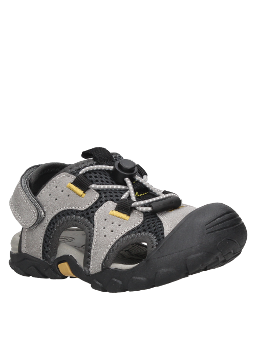 Sandalia casual para niño en color gris, adecuada para paseos en el patio o plaza con comodidad.