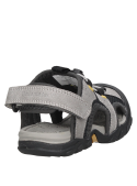 Calzado gris de niño, diseño versátil, perfecto para combinar con jeans o joggers en el día a día.