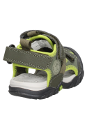 Sandalia casual verde para niño, diseño ligero y resistente, ideal para actividades al aire libre.