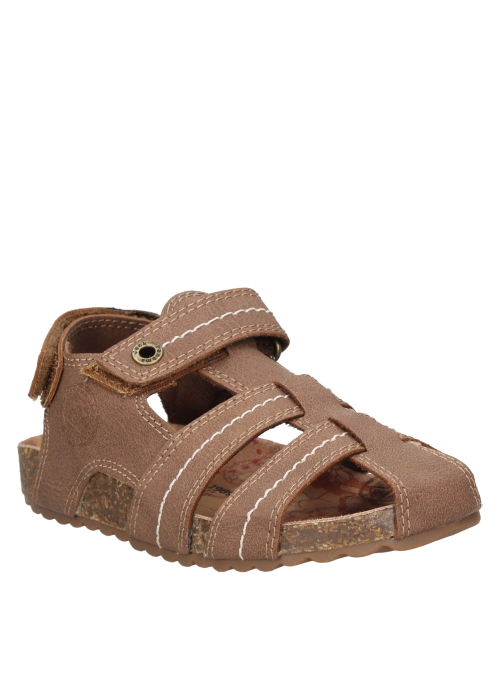 Sandalia plana café para niño, perfecta para combinar con jeans o shorts, estilo funcional.