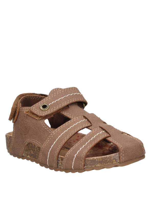 Sandalia plana café para niño, perfecta para combinar con jeans o shorts, estilo funcional.